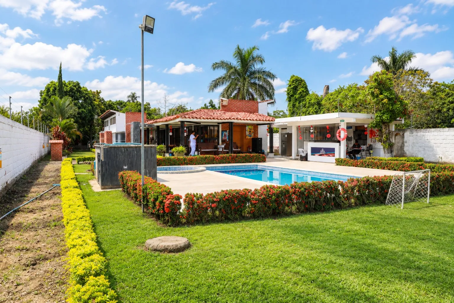 Casa principal de AHURA con piscina, vista desde el jardín